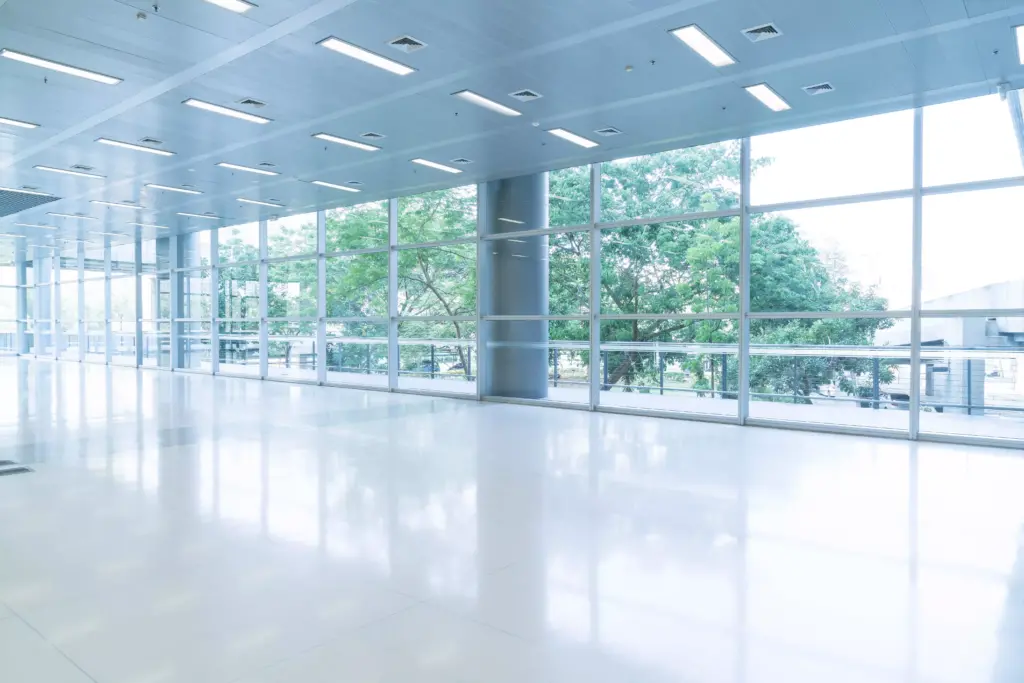 Leere Bürolobby mit Glasfront