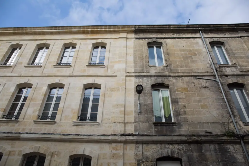 Fassade zur Hälfte gereinigt