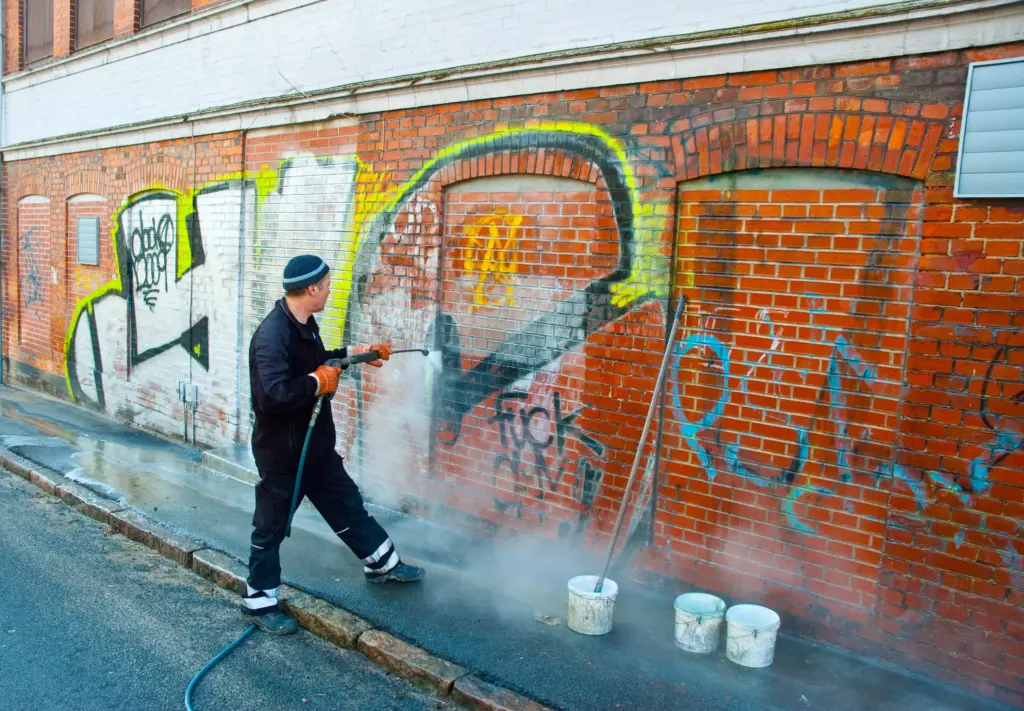 Graffiti wird von einer Wand entfernt