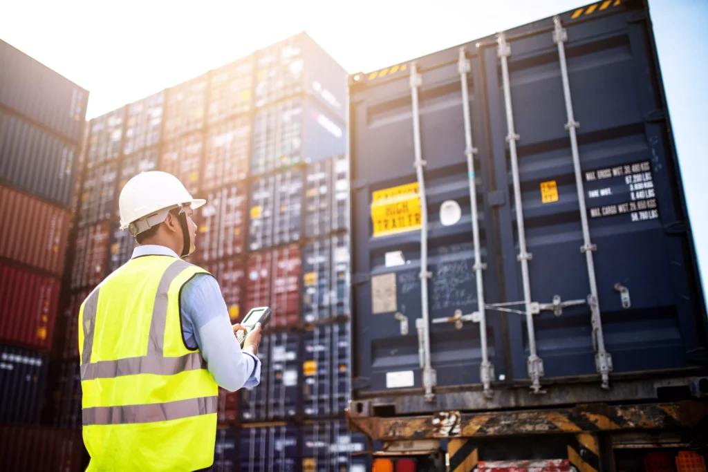 Containerreinigung, Container auf einem Umschlagplatz