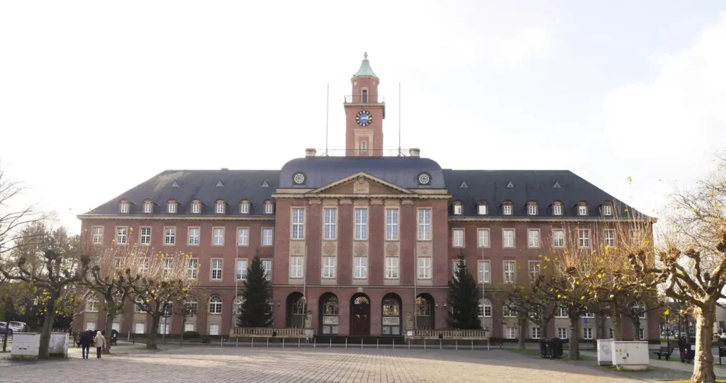 Rathaus Herne, historisches Backsteingebäude mit Turm
