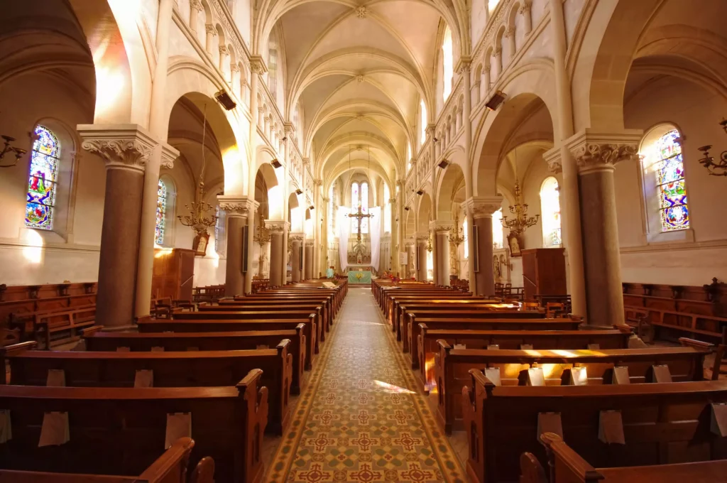 Kirchenraum mit gereinigtem Mittelgang