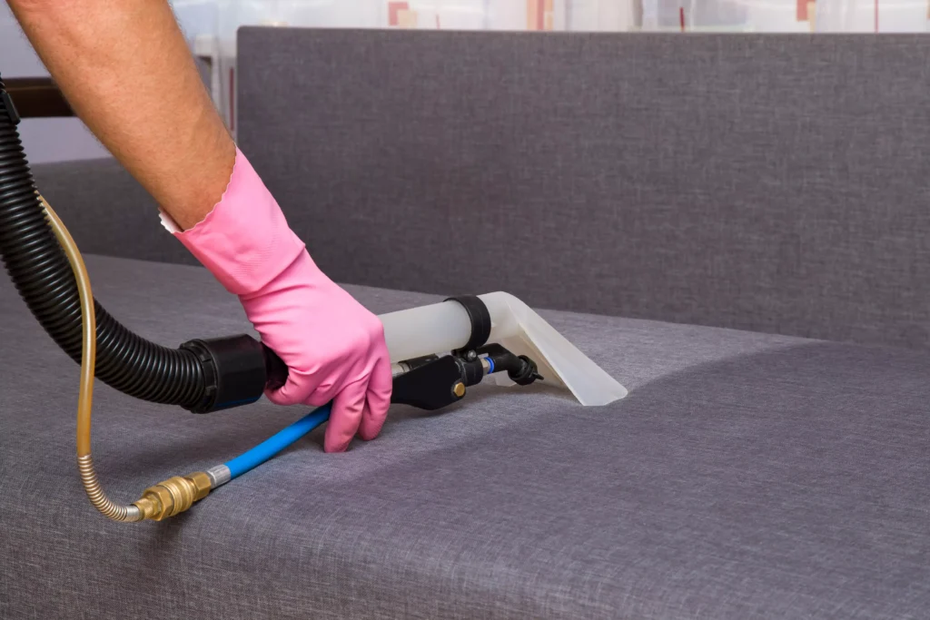 Polsterreinigung eines Sofas mit Sprühextraktionsdüse