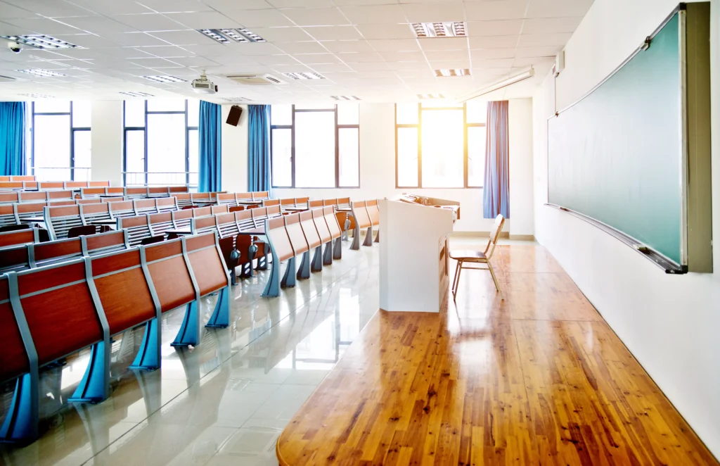 Schulreinigung im Klassenzimmer