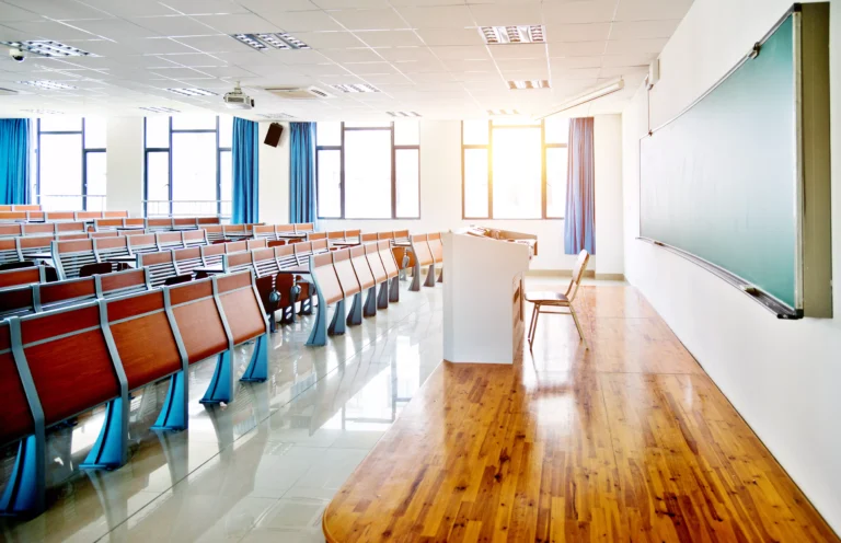 Klassenraum mit gereinigtem Boden