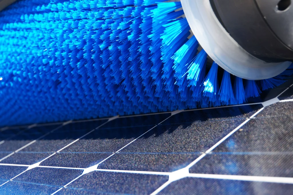 Photovoltaikreinigung in Dortmund, Reinigungsbürste auf einem Solarmodul
