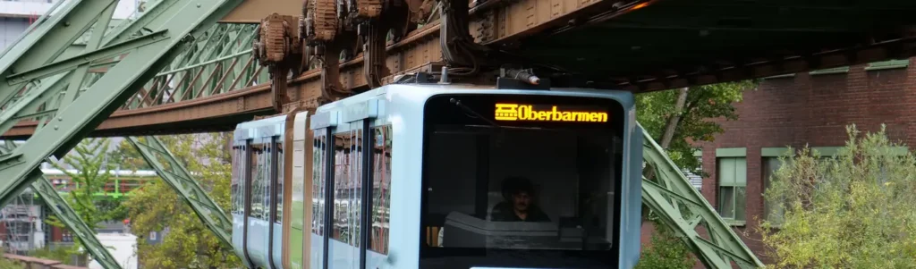 Wuppertaler Schwebebahn über der Wupper